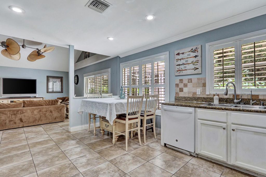 Photo of 406 Woodview Circle, Palm Beach Gardens, FL 33418 (MLS # R10913067)