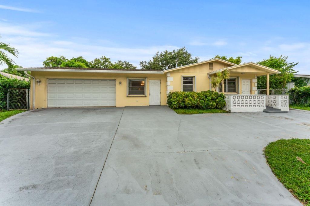 Photo of 1711 16th Court N, Lake Worth Beach, FL 33460 (MLS # R11004338)