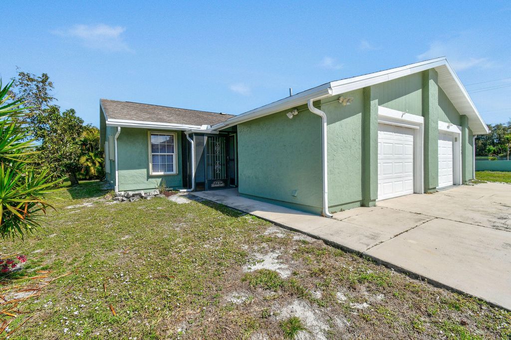 Photo of 1737 SE Ryecroft Court, Port Saint Lucie, FL 34952 (MLS # R11063804)