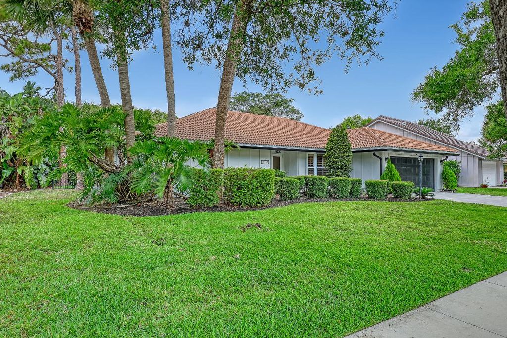Photo of 18169 Lake Bend Drive, Jupiter, FL 33458 (MLS # R10986663)