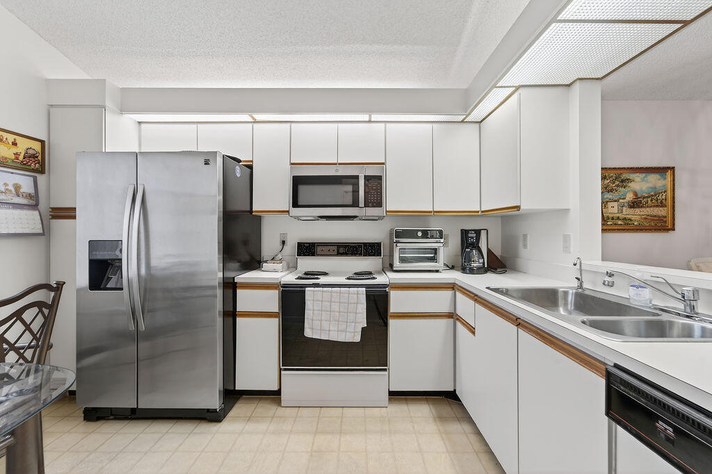 HUNTINGTON POINTE - Residential