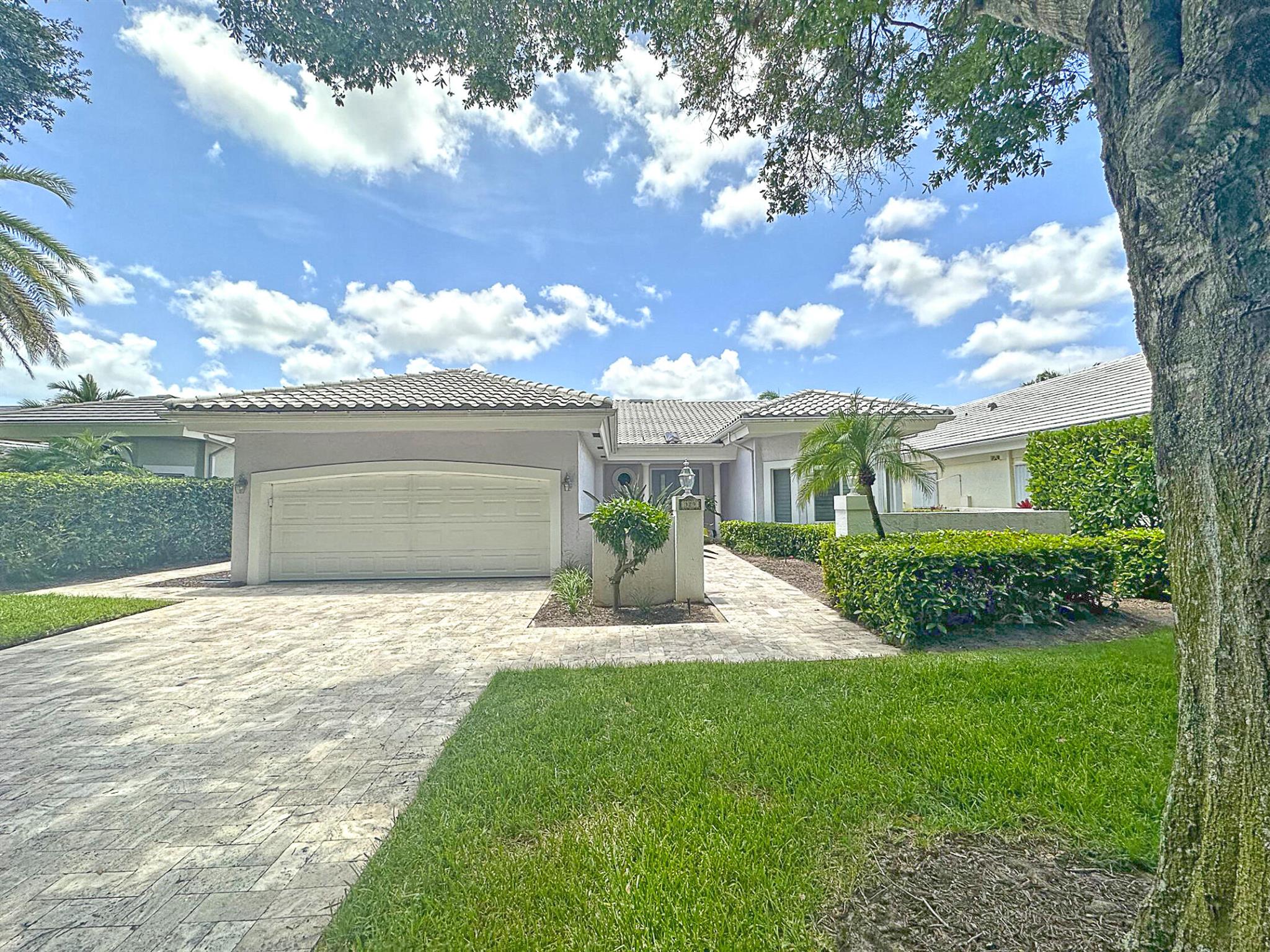 ADMIRALS COVE - Residential