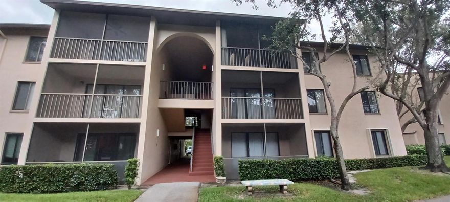 2 bedrooms and 2 full baths,  Tiles throughout most of the unit, bedrooms with waterproof laminate plank flooring. 680 credit score requiered by HOA. You don't have to pay 3 months. Let's negotiate the terms!