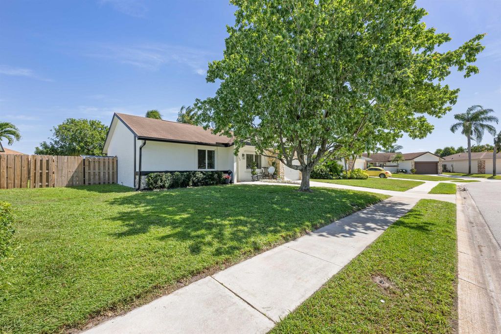 Photo of 163 Arrowhead Circle, Jupiter, FL 33458 (MLS # R10970989)