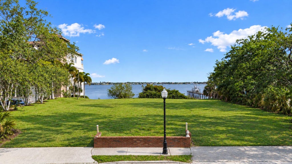 Photo of 311 SE OSCEOLA Street, Stuart, FL 34994 (MLS # B26089293)