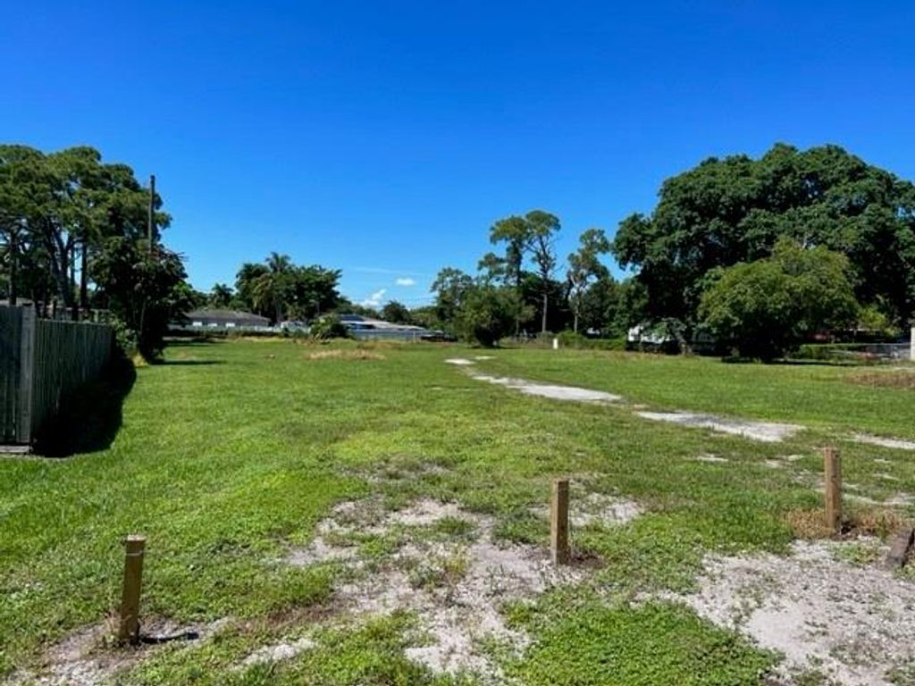 Photo of 3861 Gulfstream Road, Palm Springs, FL 33461 (MLS # F10401127)