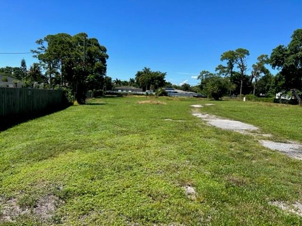 Photo of 3861 Gulfstream Road, Palm Springs, FL 33461 (MLS # F10401127)