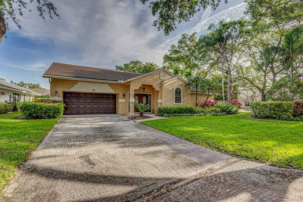 Photo of 1 Bannock Road, Palm Beach Gardens, FL 33418 (MLS # R10971628)