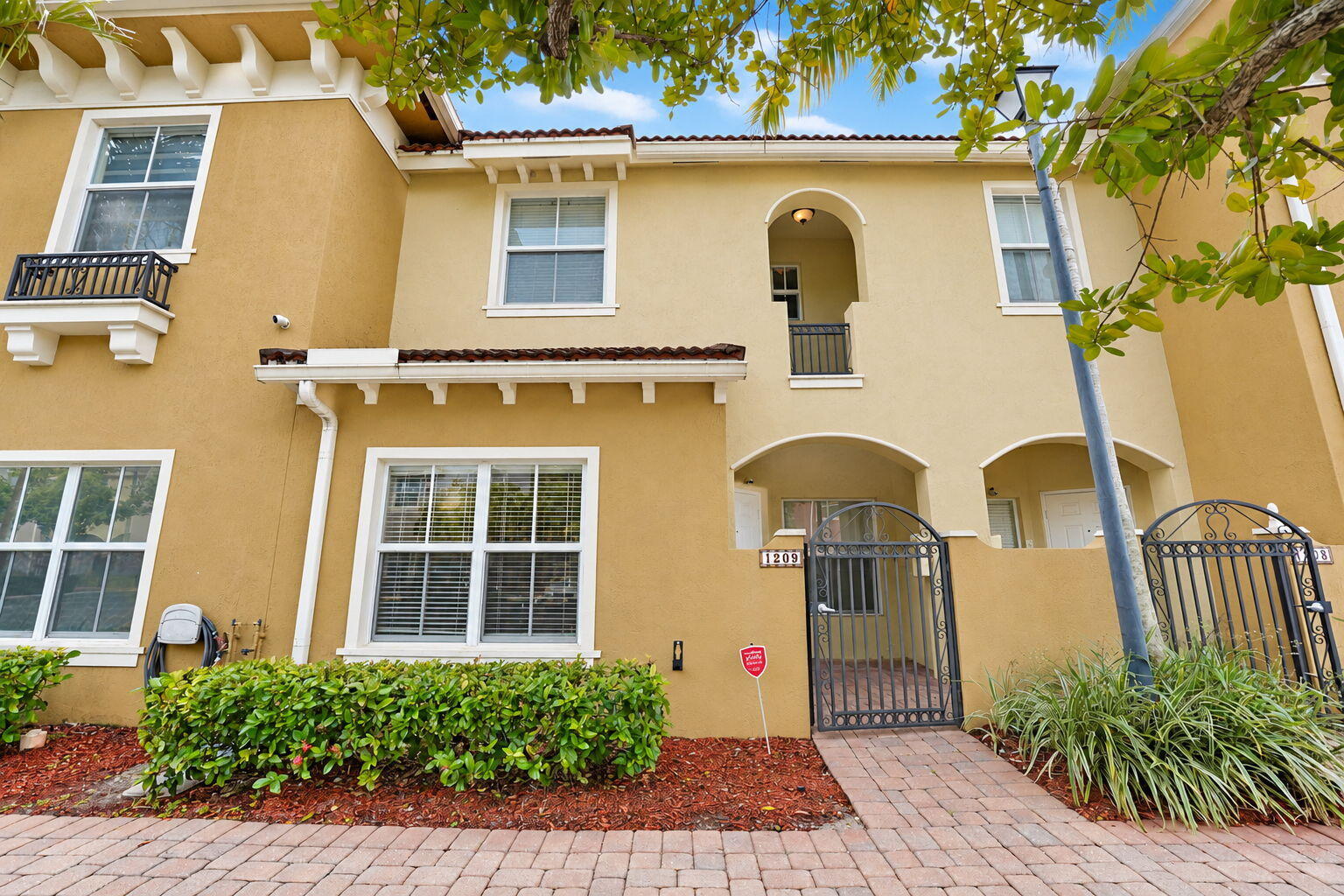 2851 W PROSPECT Road 1209