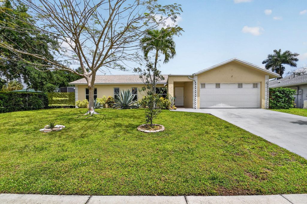 Photo of 1262 Essex Drive, Wellington, FL 33414 (MLS # B26015998)