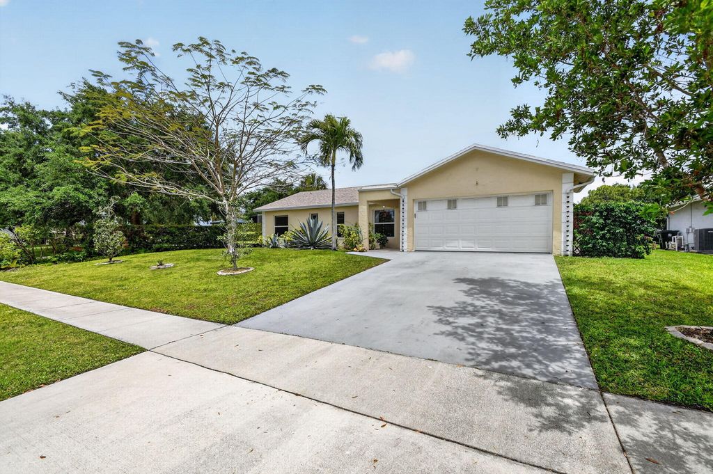 Photo of 1262 Essex Drive, Wellington, FL 33414 (MLS # B26015998)