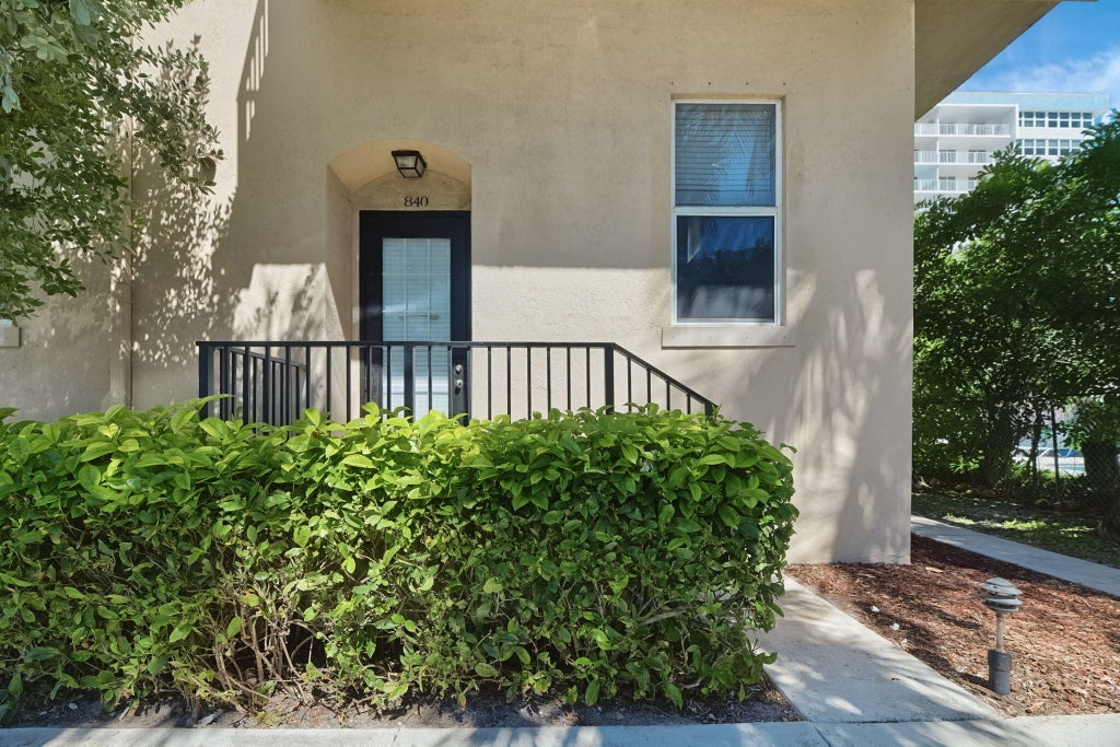 Photo of 840 SE 20TH Avenue, Deerfield Beach, FL 33441 (MLS # B26090150)