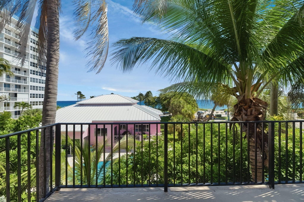 Photo of 840 SE 20TH Avenue, Deerfield Beach, FL 33441 (MLS # B26090150)