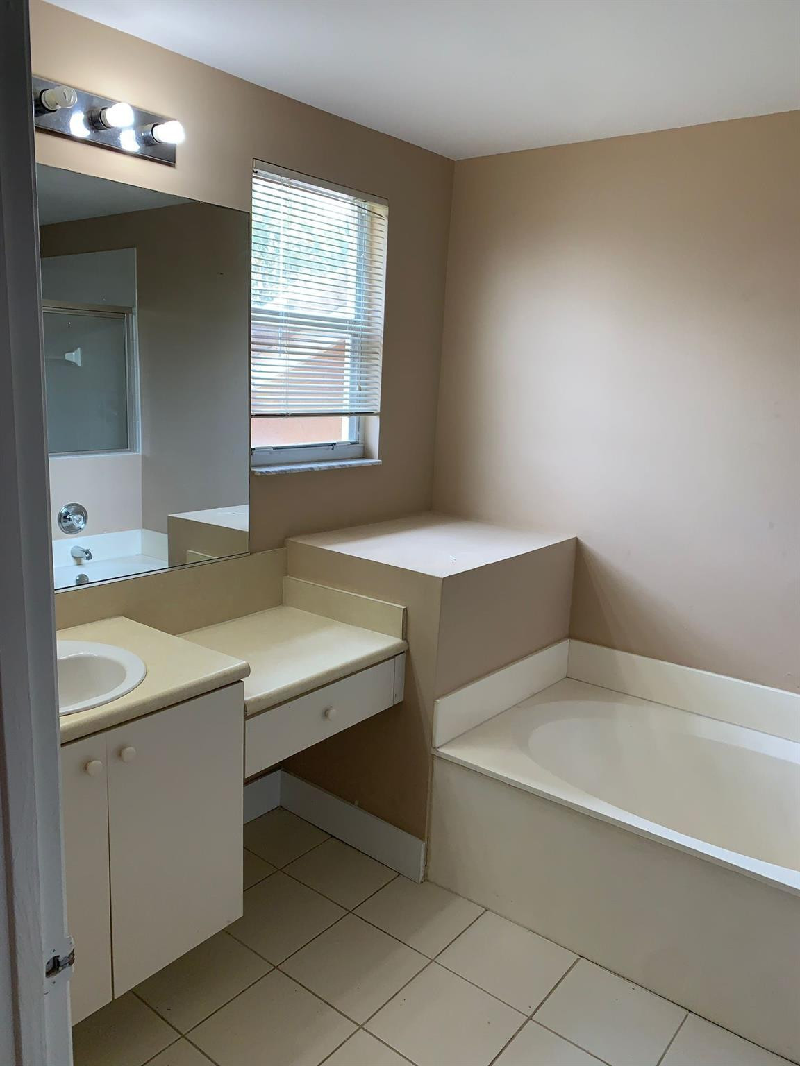 SUNSET PLAZA - Residential Lease