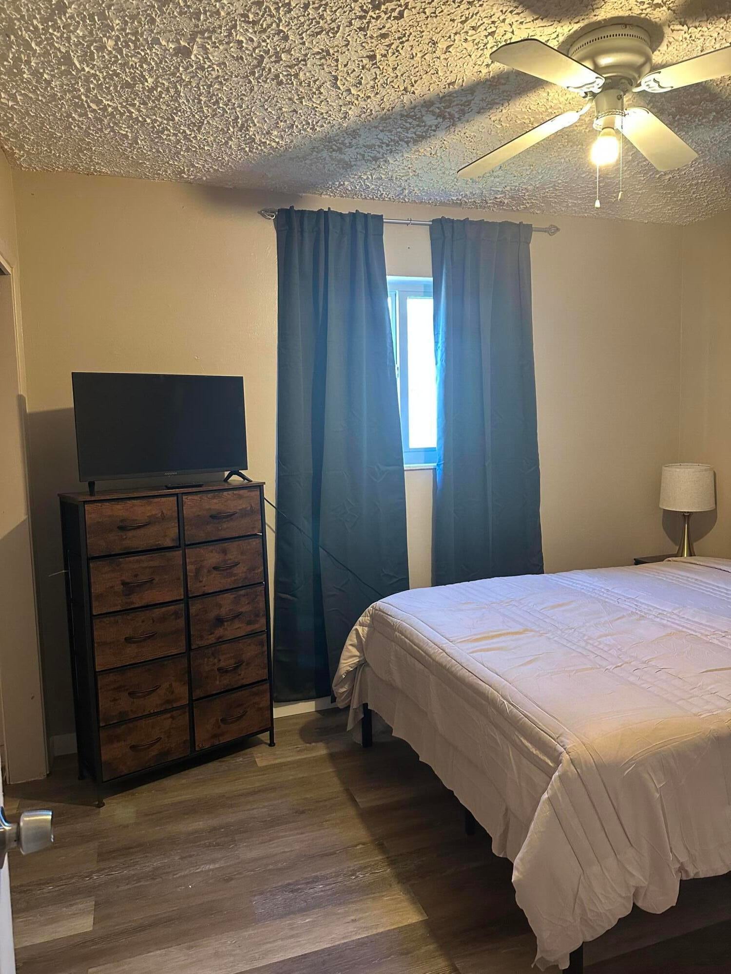 661 SW 29TH Terrace Room 3