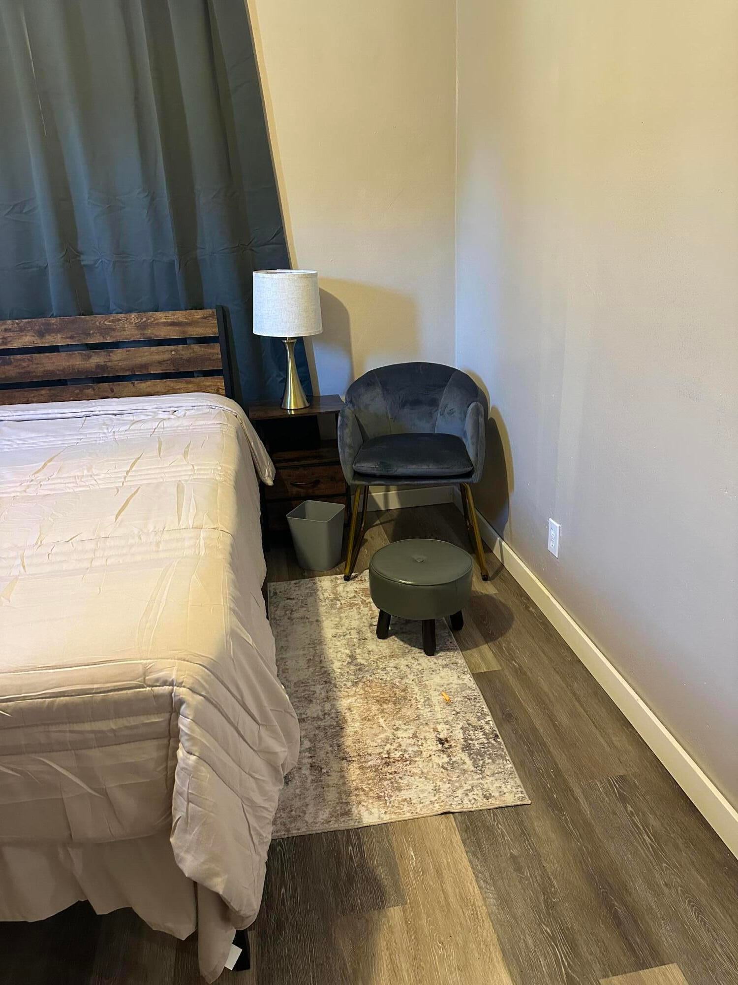 661 SW 29TH Terrace Room 3