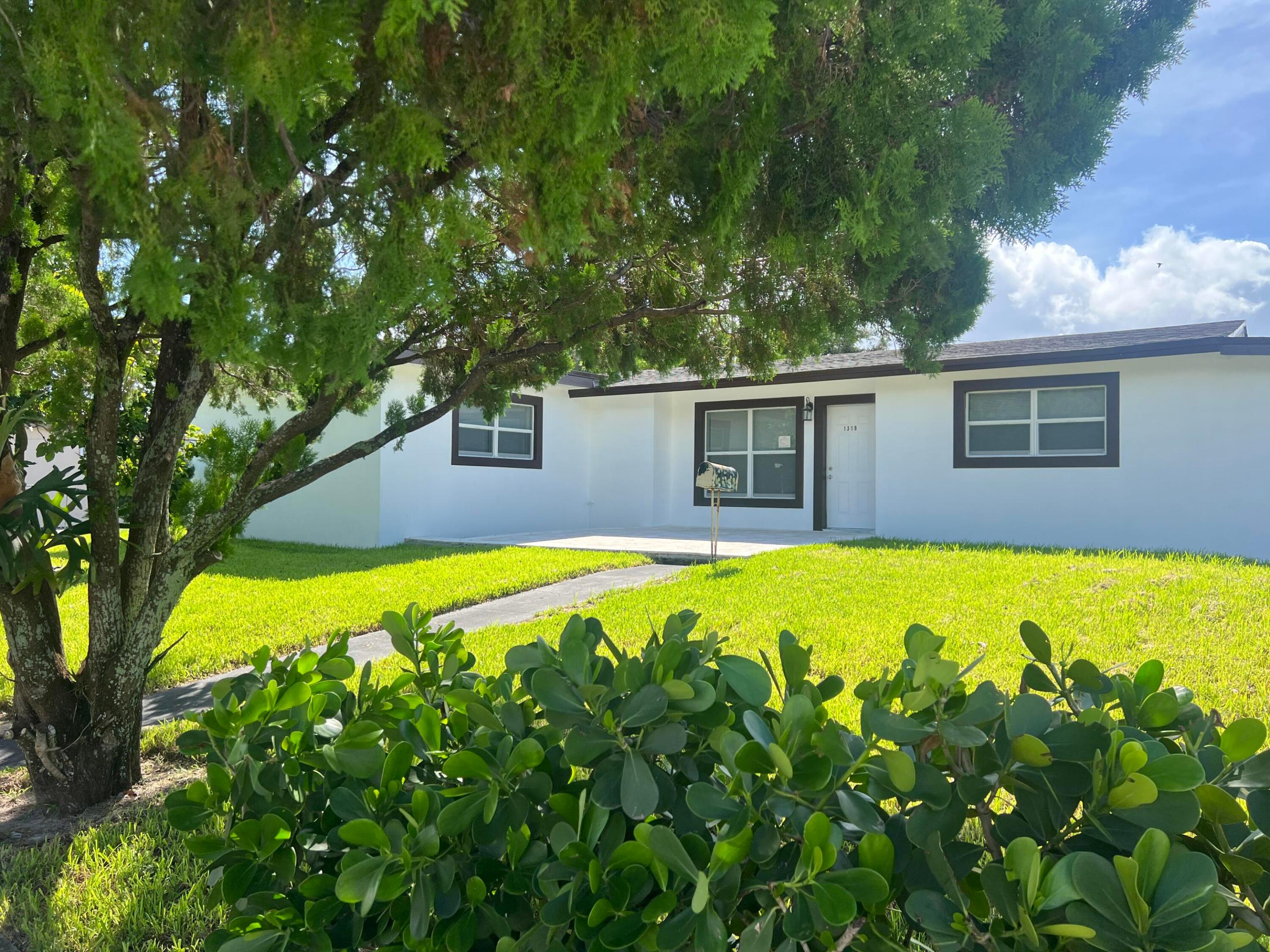 LAKE OSBORNE MANOR IN - Residential