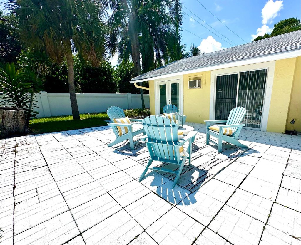 Photo of 624 Allen Avenue #D, Delray Beach, FL 33483 (MLS # R11022900)