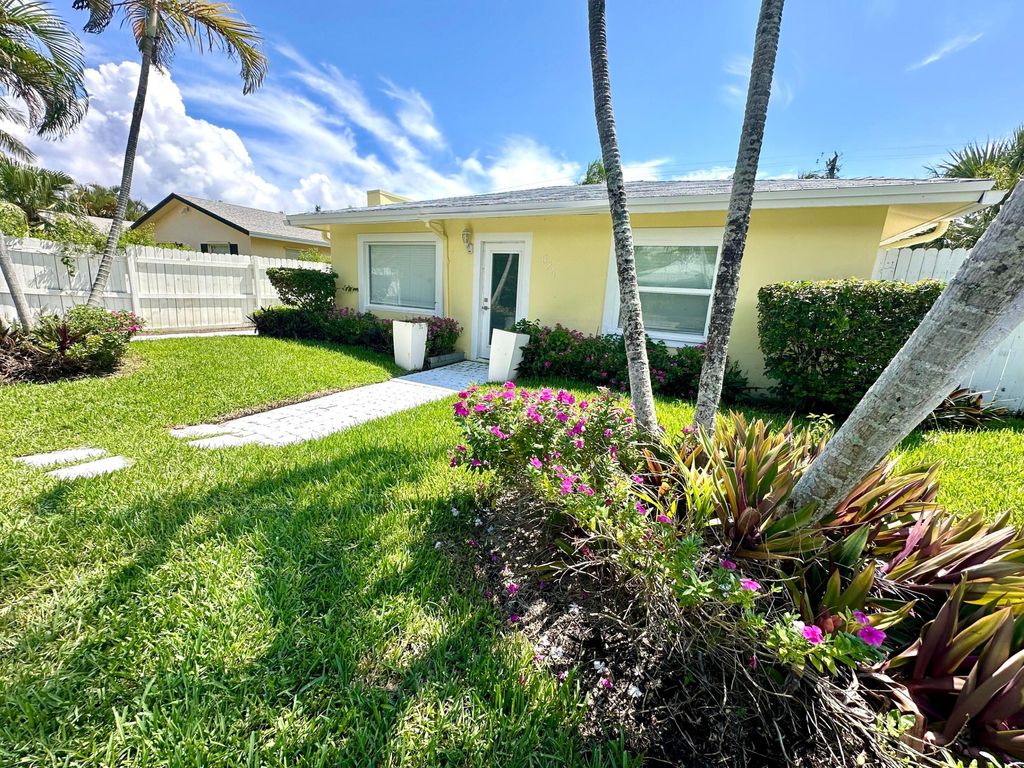 Photo of 624 Allen Avenue #D, Delray Beach, FL 33483 (MLS # R11022900)