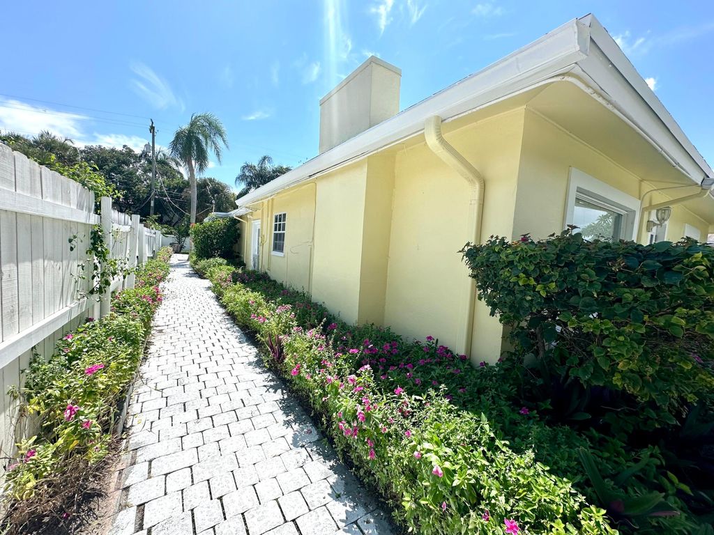 Photo of 624 Allen Avenue #D, Delray Beach, FL 33483 (MLS # R11022900)