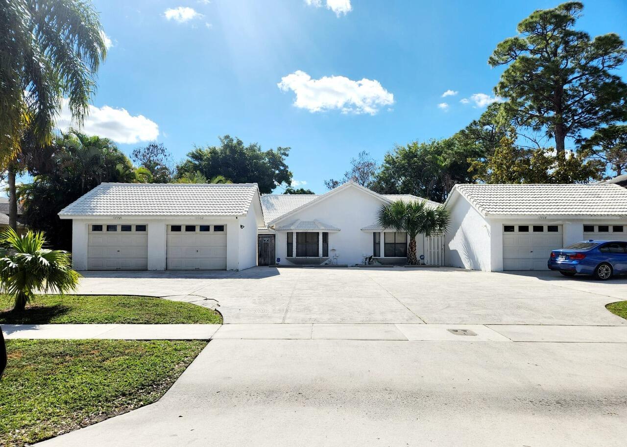 RARE Courtyard Villa 2BD 2 BATH with detached 1 car garage in a prime Wellington location! I. Plenty of natural light with a split floor plan, vaulted ceilings and private fenced in yard. Just minutes from the WEF Show grounds, A-rated schools, restaurants, shops and PBI Airport. Great Location