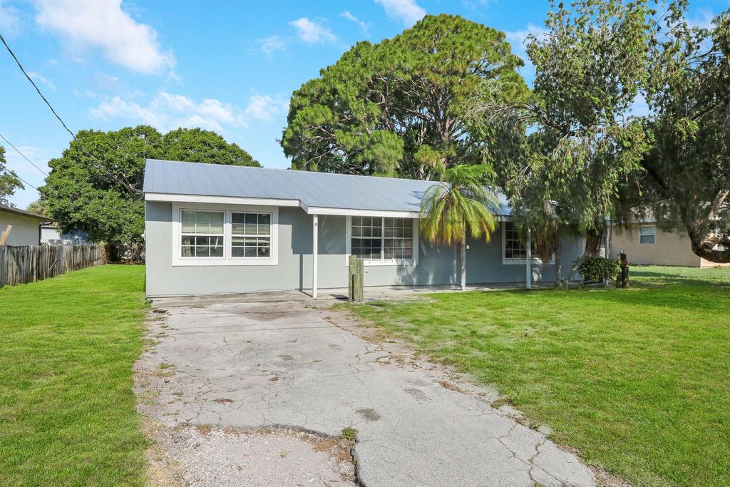 Photo of 4711 Myrtle Drive, Fort Pierce, FL 34982 (MLS # R10980530)