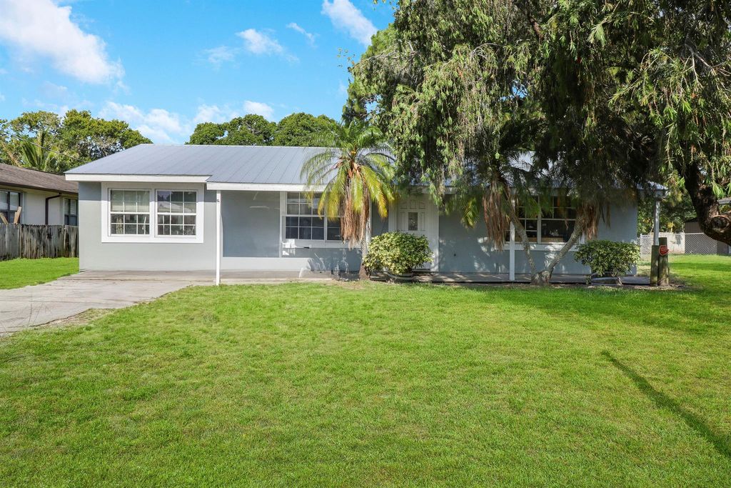 Photo of 4711 Myrtle Drive, Fort Pierce, FL 34982 (MLS # R10980530)