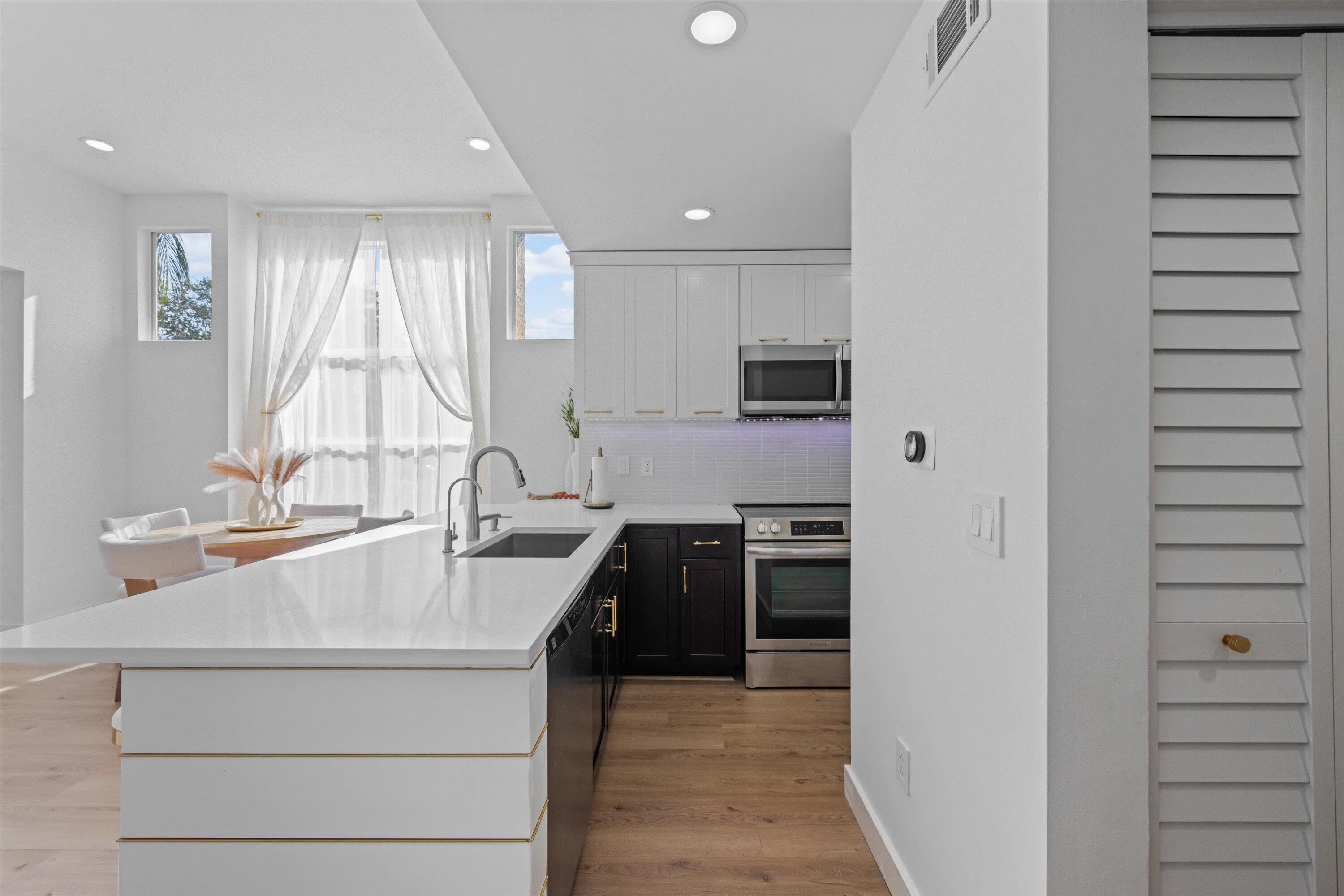 PALM LAKE CONDO - Residential