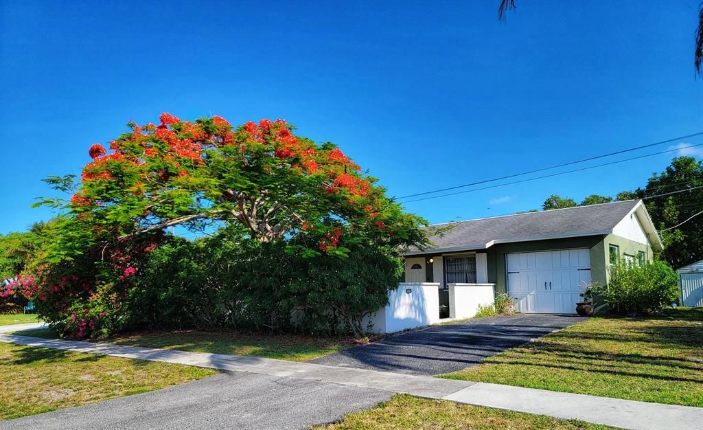 Photo of 1006 Mohican Boulevard, Jupiter, FL 33458 (MLS # R10752580)