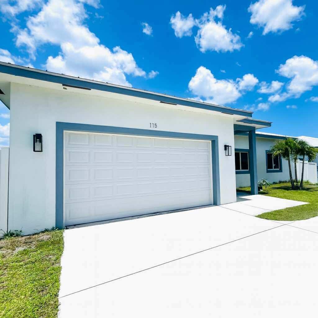 115 SW Oakridge Drive