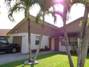 Close to schools, wellington Mall, Shops, Beaches and high ways.Tenant takes care of the lawn