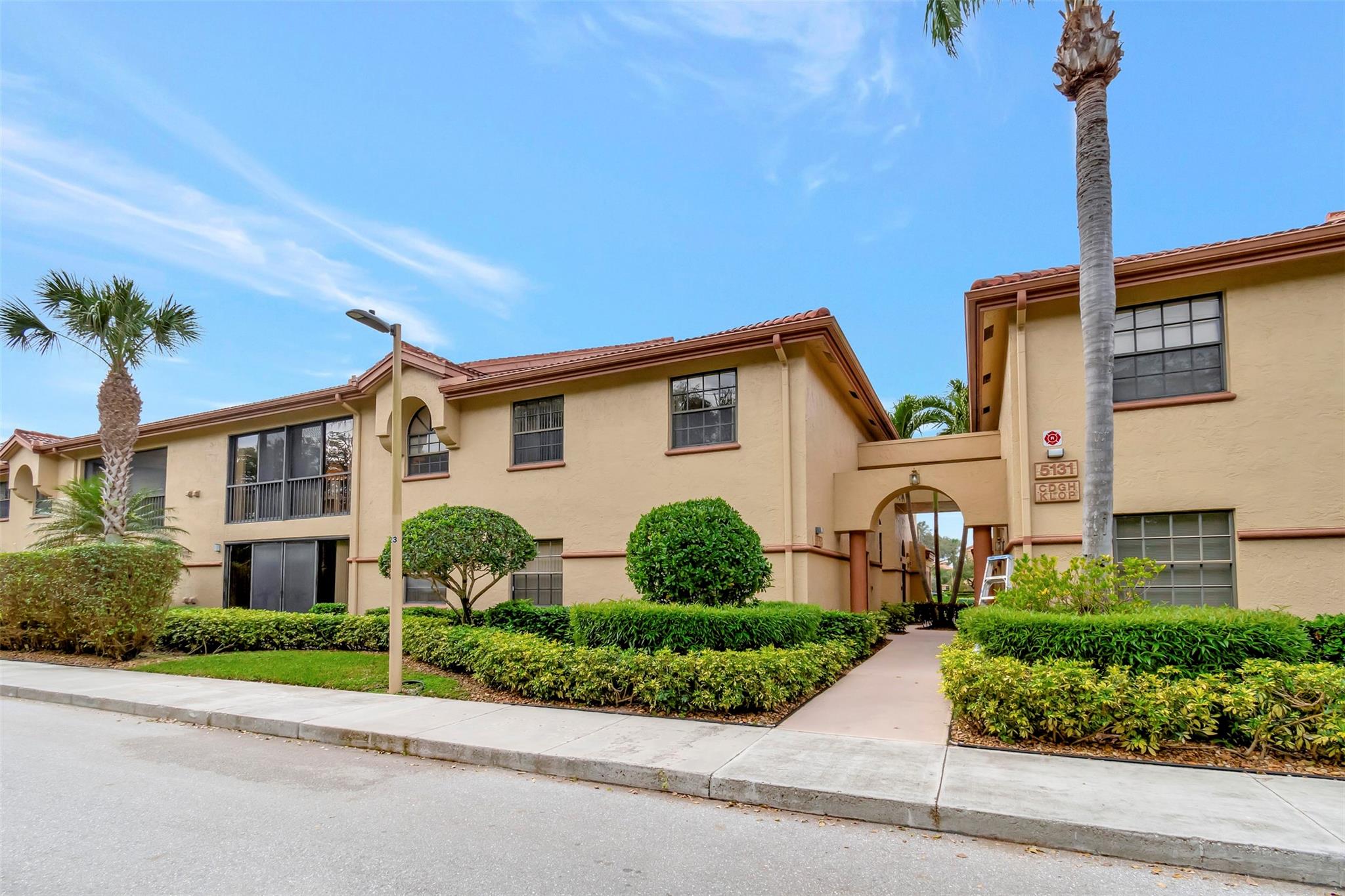 3/2 2 STORY CONDO ALL AGES , 1ST FLOOR ENTRY INTERIOR PRIVATE ELEVATOR, USE STAIRS TO GO UP OR ELEVATOR. ALL ROONS ON 2ND LEVEL. ENCLOSED PATIO/ FAMILY ROOM. HWH AND A/C 6-7 YRS OLD.
NEWER APPLIANCES. ALL WELL MAINTAINED.
GUARD GATED COMMUNITY, CLUBHOUSE WITH ALL AMENTIES AND A RESTAURANT POOL AND MUCH MORE.
SHOPPING , SCHOOLS AND HWYS ALL NEAR BY. PRICED TO SELL . CALL AND SELL TODAY