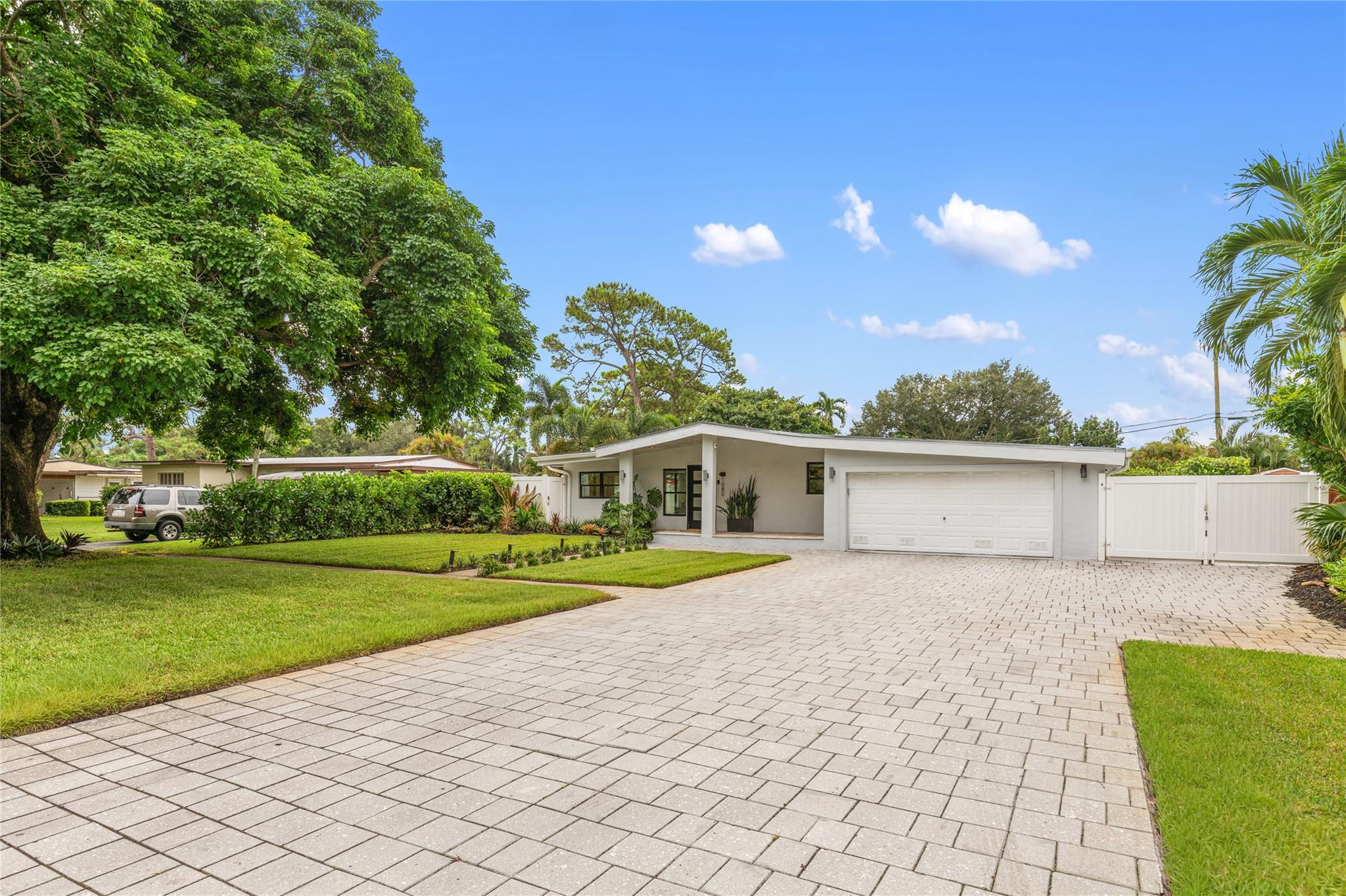 1080 E Country Club Cir
