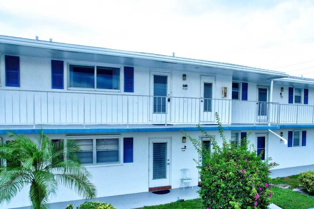Photo of 1118 Lake Terrace #204, Boynton Beach, FL 33426 (MLS # B26042305)