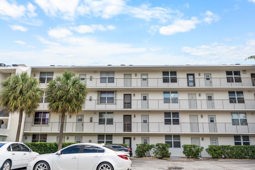 Attention investors and savvy buyers: this is the profitable East Fort Lauderdale deal you have been waiting for. Very close to restaurants, the beach, and shopping areas. Great reserves, all assessments have been paid. Unbelievably rare, investor-friendly rules allow immediate leasing , 4 times a year with a 90-day minimum—perfect for maximizing short-term rental income.  ACT FAST.