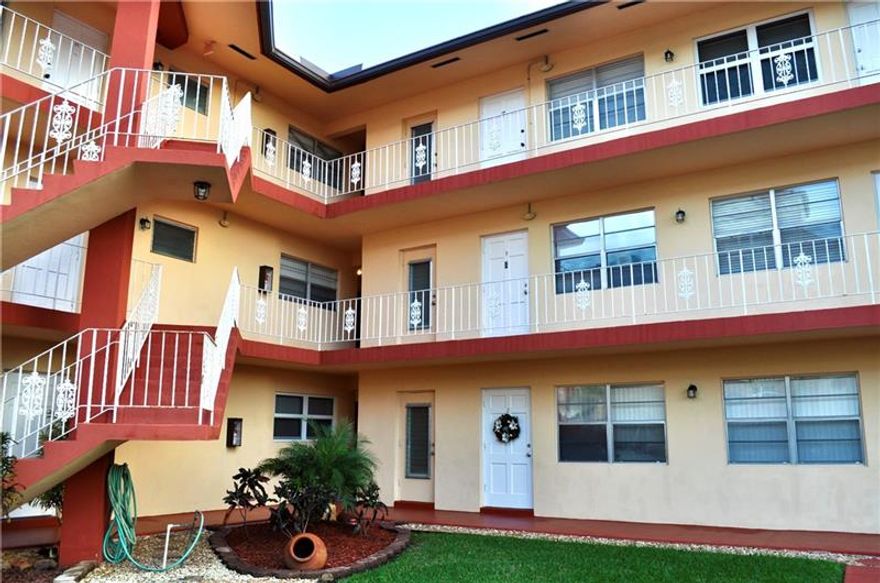 Beautiful condo with view of the pool. Short distance to the ocean.