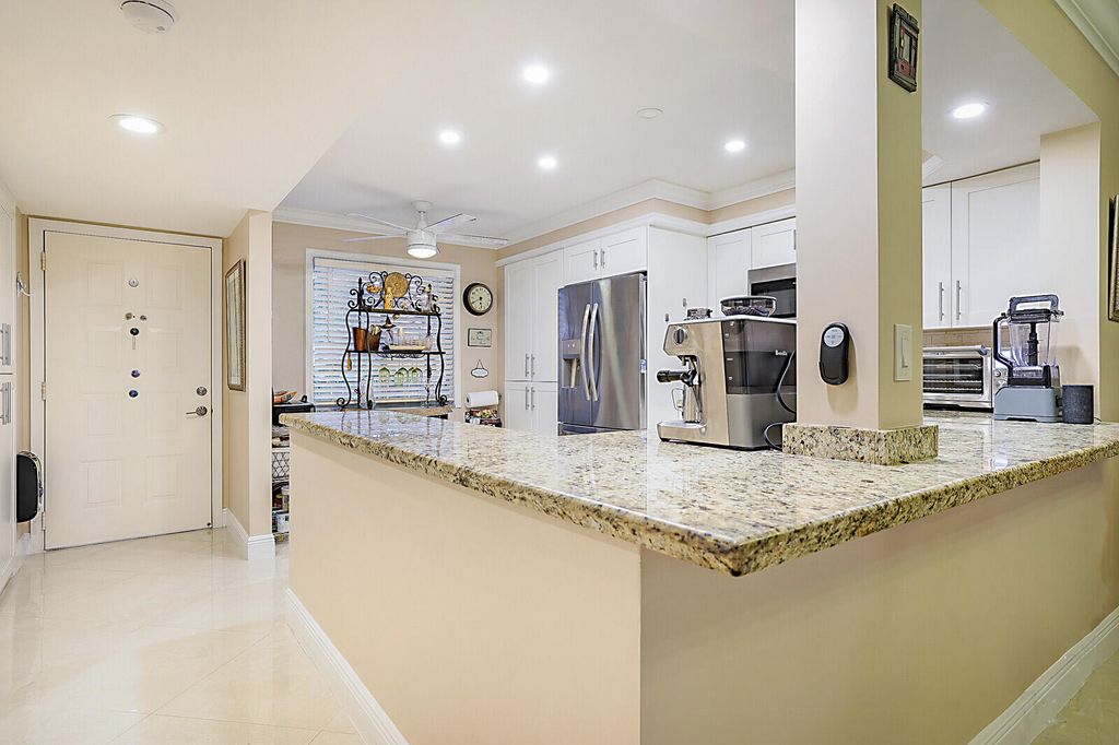 Photo of 7286 Huntington Lane #204, Delray Beach, FL 33446 (MLS # R11156681)