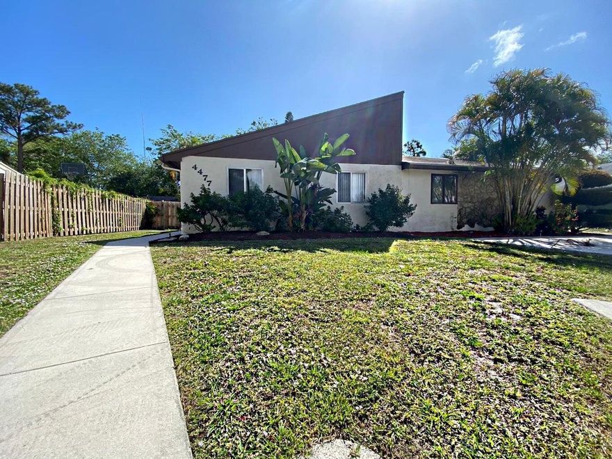 THIS IS A MUST SEE!! beautiful villa with huge private back yard! fully renovated kitchen with all new appliances! in a beautiful quiet non HOA neighborhood!! new ac, big rooms! a storage room and a lot more in the heart of Delray Beach!! SHORT TERM CAN BE DISCUSSED FOR A HIGHER RATE come take a look today!