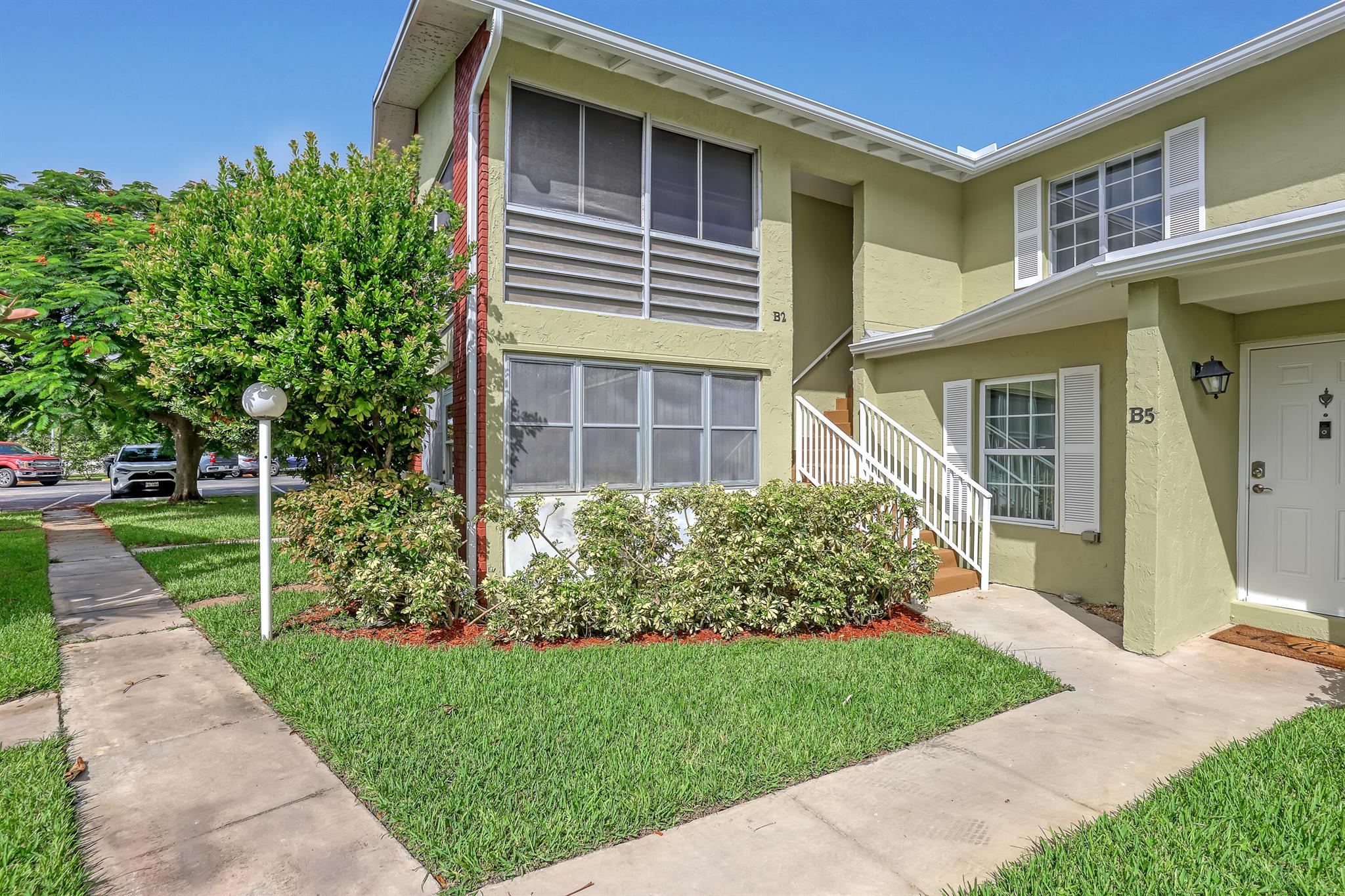 Fabulous Palm Beach Gardens location! Newly remodeled 2BD/1.5 Bath second floor unit. Updated kitchen, bathrooms and a bonus Florida room. Resort-style community pool and common laundry on site. Assigned parking. Just minutes from I-95, the Turnpike, the beach, golf courses, upscale shopping, and fine dining, this condo offers comfort, convenience, and a peaceful lifestyle in a well-maintained community.