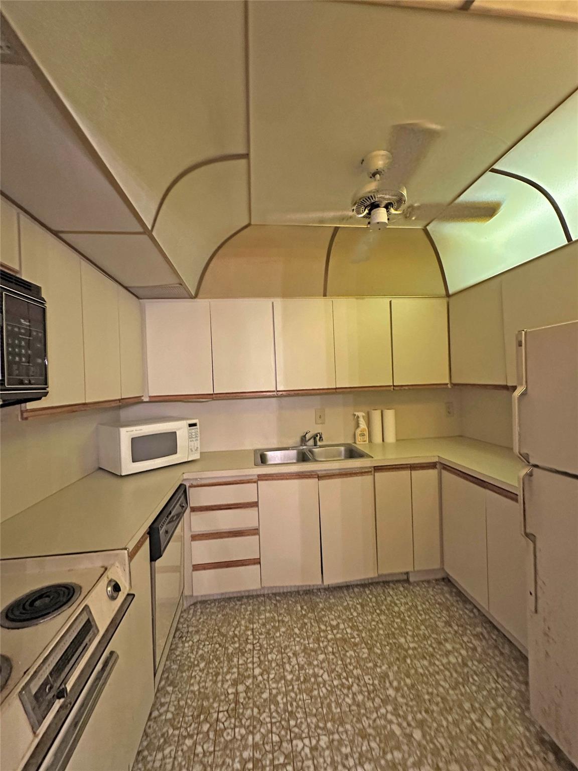 BAY COLONY CLUB - Residential