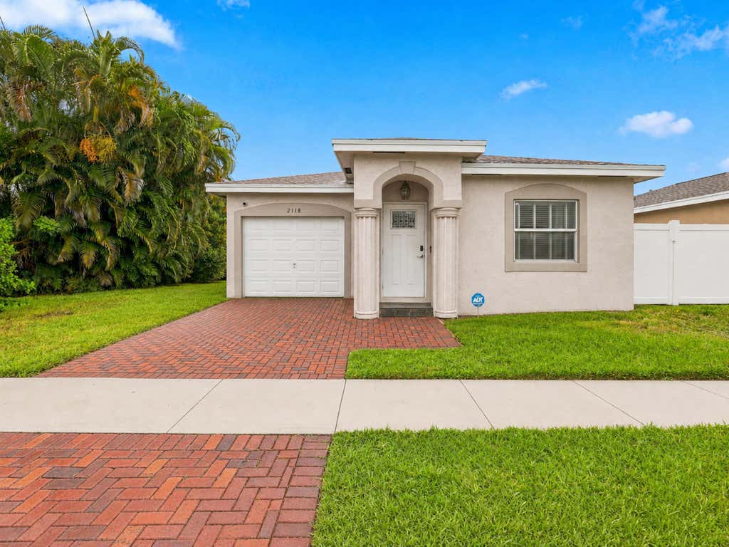 Photo of 2118 E RIDGE Circle E, Boynton Beach, FL 33435 (MLS # B26061454)