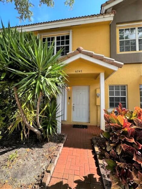 Available 2 bed /2.5 bath Townhouse for sale. Freshly painted, laminate flooring/ nice size bedrooms/ stainless steel appliances, stackable washer/dryer. Low Association!