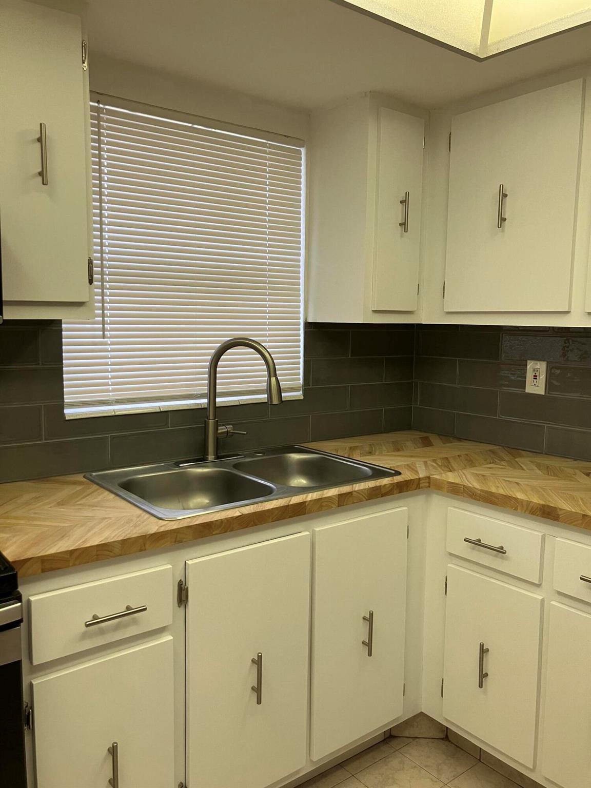 Cresthaven Villas Cond 13 - Residential Lease