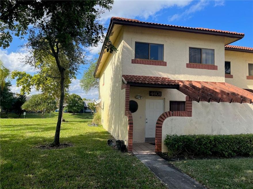 COME AND CHECK THIS BEAUTIFULL CANAL VIEW 3/2 TOWNHOME IN THE HEART OF SUNRISE 3/2 B/R IN THE 2ND FLOOR AND 1/2 A BATH IN THE FIRST FLOOR ... split floor plan , open kitchen.JUST REMODEL THE ENTIRE HOUSE !BEAUTIFULL WOOD FLOOR AND FRESH PAINT !** will add new pictures soon **** Vacant on log box **** PLS DO NOT CALL L.A !! JUST TEXT  **