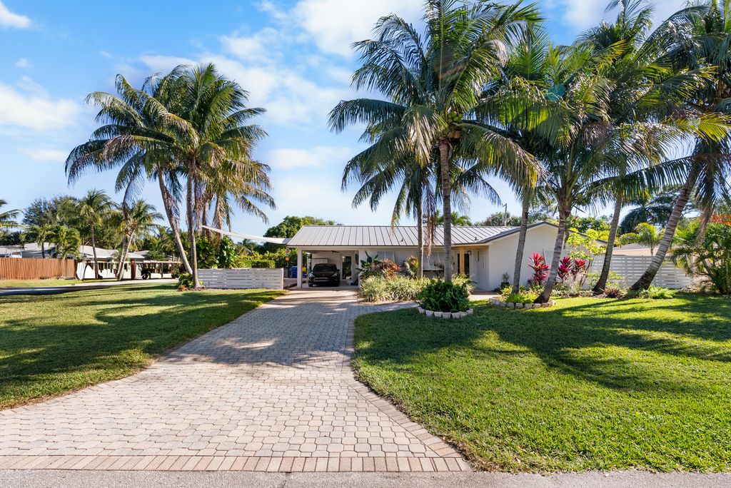 Photo of 1605 Treemont Avenue, Jupiter, FL 33469 (MLS # R11151134)