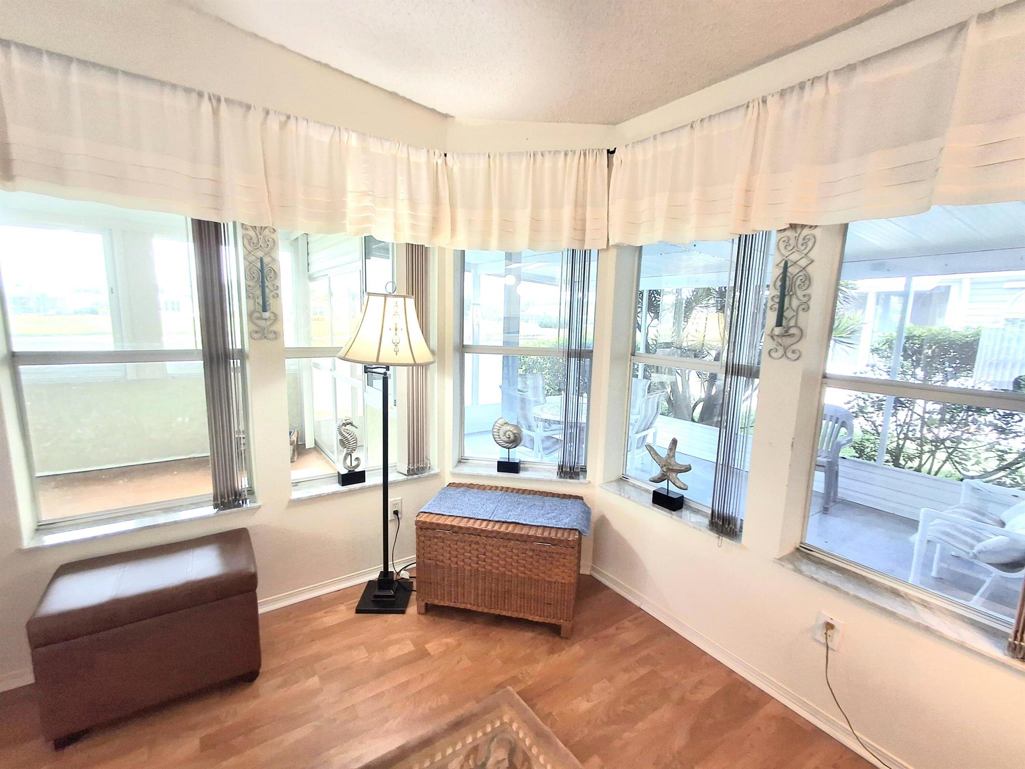 8121 Meadowlark Lane