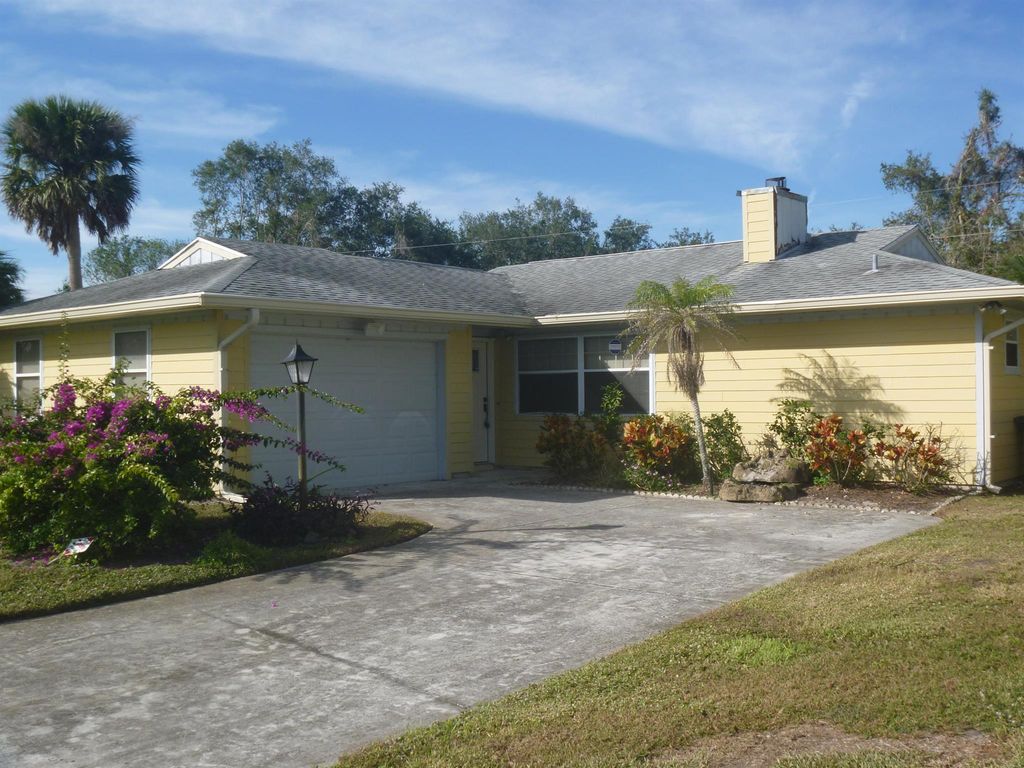 Photo of 7804 Belleair Avenue, Fort Pierce, FL 34951 (MLS # R10914085)