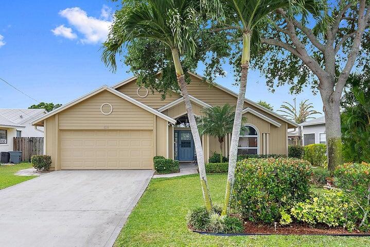 Spacious 3-Bed, 2-Bath Home in Jupiter with a Brand-New 2025 Roof! Nestled in a highly desirable NO HOA neighborhood, this well-maintained home features a split floor plan, partial impact windows, and tasteful updates throughout. The primary suite offers dual sinks and generous closet space, while the kitchen includes granite countertops and newer appliances. Enjoy a fully fenced backyard oasis, perfect for relaxing or entertaining. Just 1.3 miles from Abacoa Golf Club, a beautiful public course, and close to the neighborhood park. Located on a great street, minutes from top-rated schools, dining, shopping, and Jupiter's stunning beaches. Don't miss this opportunity to enjoy the best of Jupiter living!