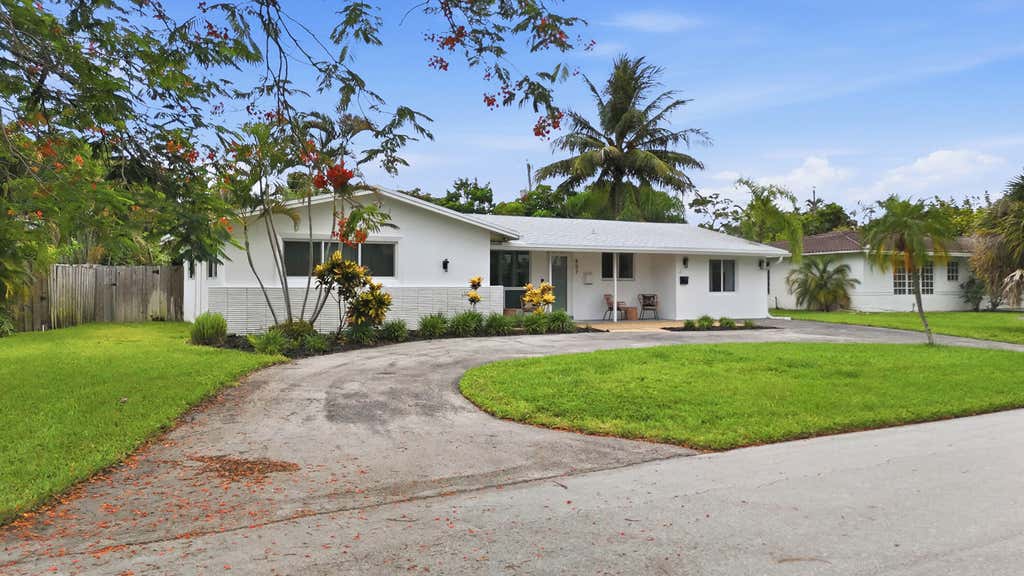 Photo of 807 SE 9 Terrace, Deerfield Beach, FL 33441 (MLS # B26058780)