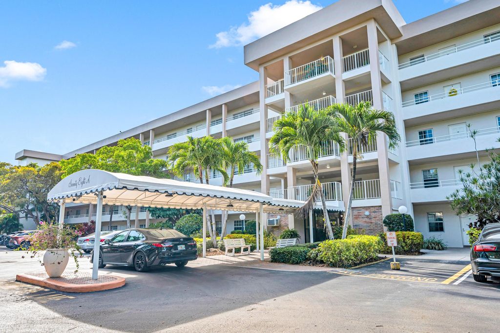 Photo of 3970 Oaks Clubhouse Drive #401, Pompano Beach, FL 33069 (MLS # B26003343)